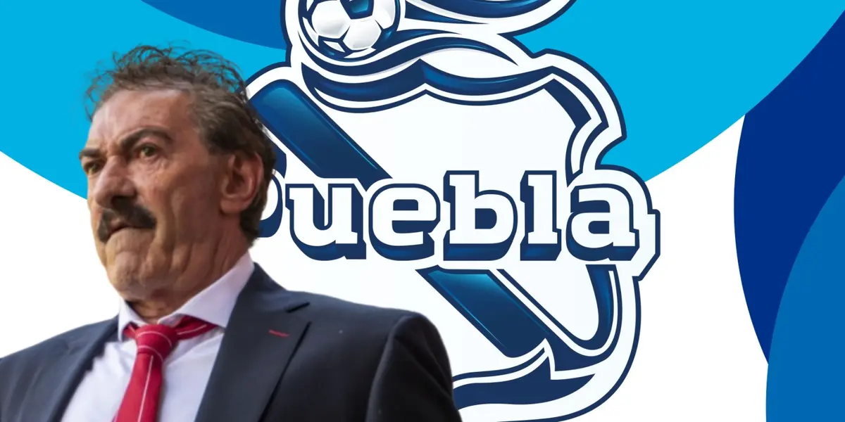 Ricardo La Volpe junto al escudo del Club Puebla / FOTO ESTO