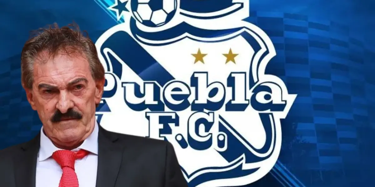Ricardo La Volpe junto al logo de Club Puebla / FOTO INFOBAE