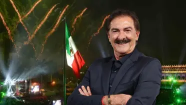 Ricardo La Volpe y bandera de México detrás/ Foto UNO TV.