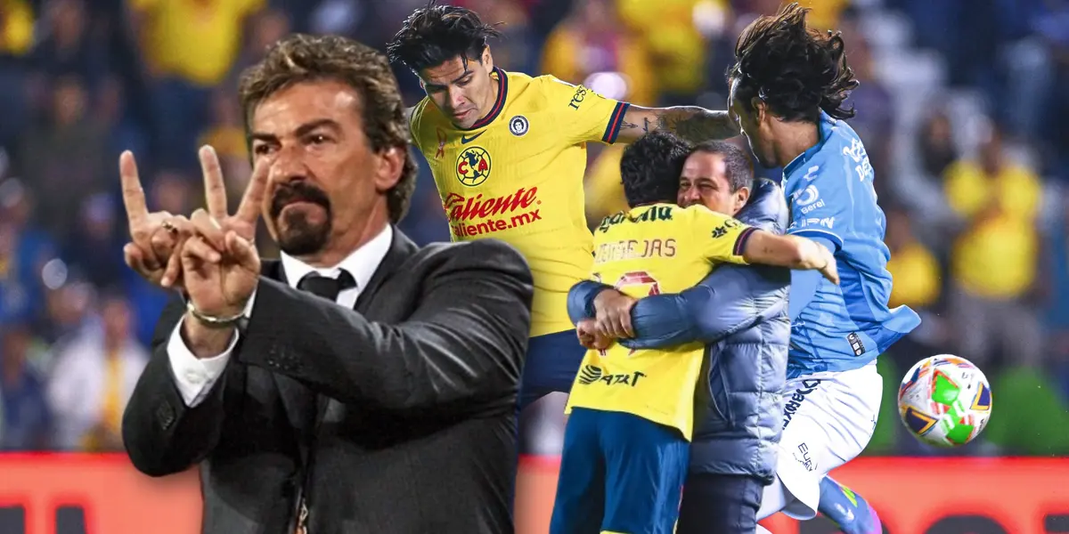 Ricardo La Volpe y jugadores disputando partido/ Foto MexSport.