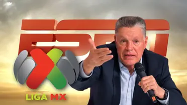 Ricardo Peláez usando micrófono y logo de la Liga MX/ Foto Behance.