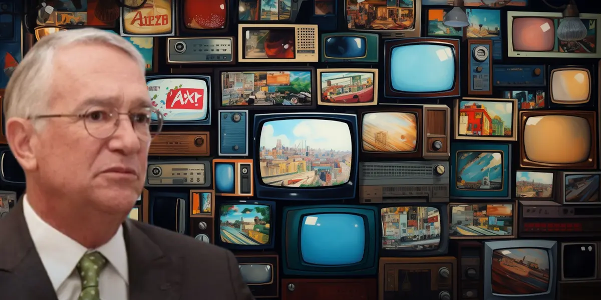 Ricardo Salinas junto a televisores / FOTO POLEMÓN