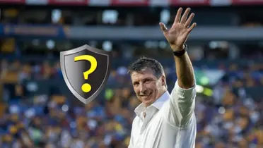 Robert Dante Siboldi despidiéndose y escudo con signo de interrogación/Foto Qué Pasa