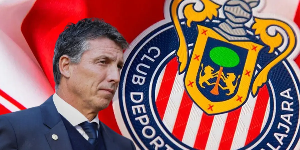 Robert Dante Siboldi junto al escudo de Chivas / FOTO JUANFÚTBOL