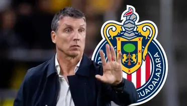 Robert Dante Siboldi junto al escudo de Chivas / FOTO MARCA