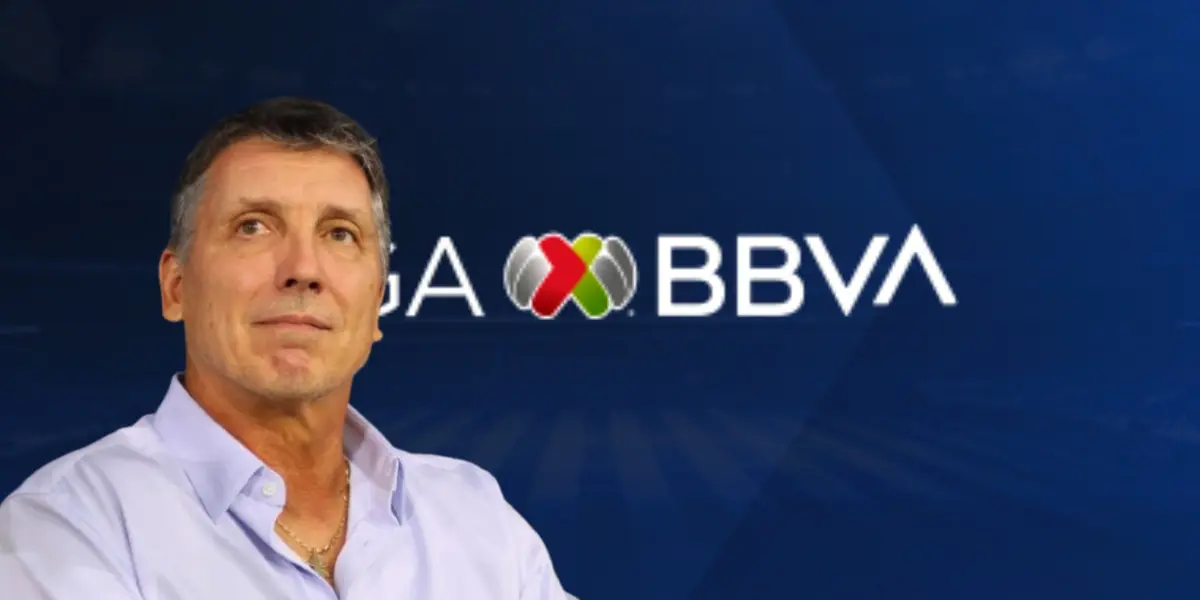 Robert Dante Siboldi junto al escudo de la Liga MX / FOTO EL UNIVERSAL