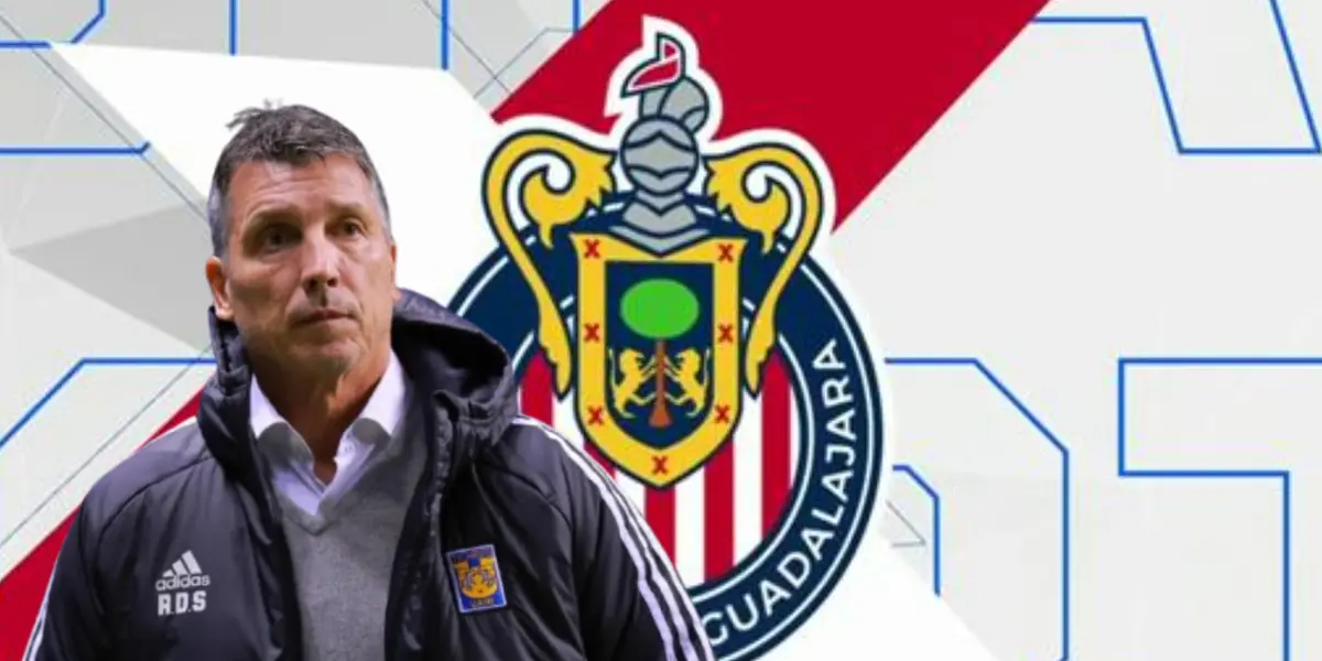 Robert Dante Siboldi junto al escudo de Tigres / FOTO SPORTS MEDIA