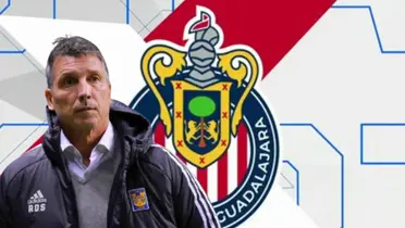 Robert Dante Siboldi junto al escudo de Tigres / FOTO SPORTS MEDIA