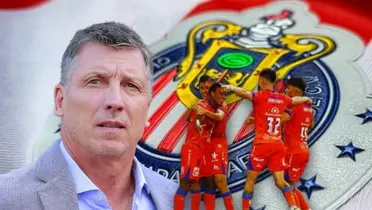 Robert Siboldi y escudo de Chivas/ Foto Jerseys Guadalajara.