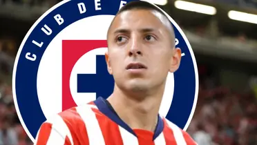 Roberto Alvarado junto al escudo de Cruz Azul / FOTO FUTBOL TOTAL