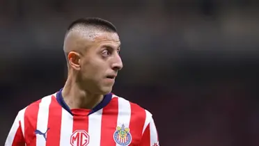 Roberto Alvarado portando el jersey de Chivas / FOTO 90 MIN