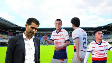 Roberto Alvarado y Alan Mozo celebrando, a su lado Fernando Hierro pensativo.