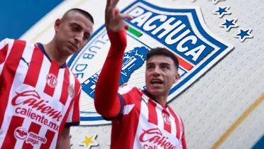 Roberto Alvarado y Fernando Beltrán junto al escudo del Pachuca / FOTO BOLAVIP