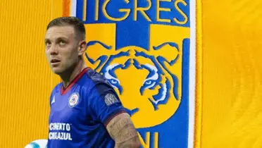 Rodolfo Rotondi junto al escudo de Tigres / FOTO RÉCORD