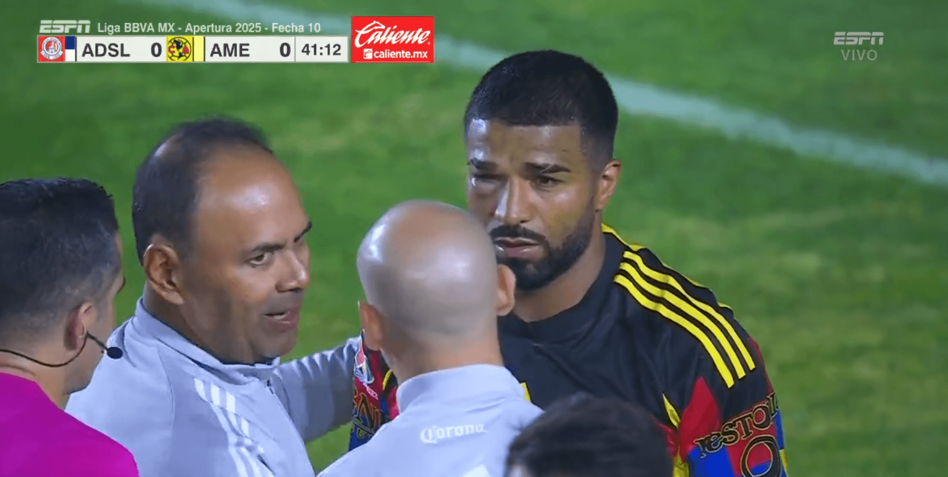 Rodrigo Aguirre salió del partido vs San Luis por un golpe en rostro. Juan Guzmán Gasso, periodista experto en arbitraje, dijo no era penal.