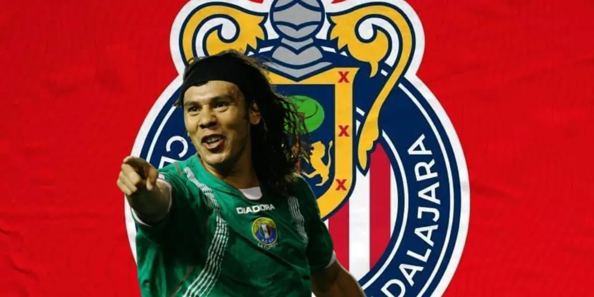 Rubén Darío Gigena junto al escudo de Chivas / FOTO INSTAGRAM