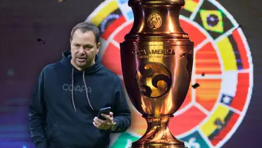 Santiago Baños y trofeo de Copa América/Foto Goal.