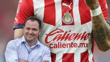 Santiago Baños y uniforme de Chivas/Foto Azteca Deportes.