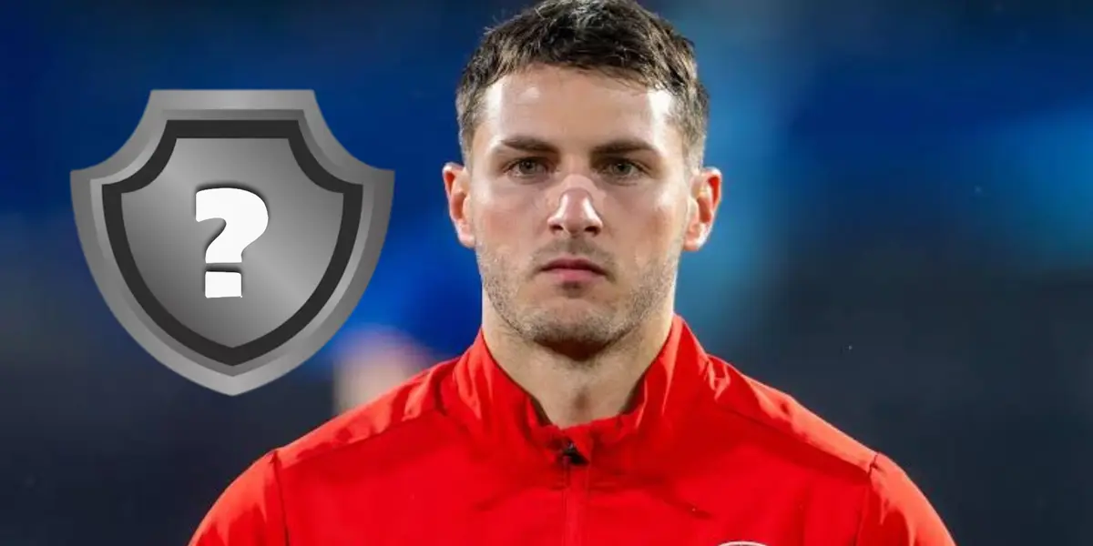 Santiago Giménez junto a escudo incógnito / FOTO FOOTBALL365