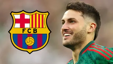 Santiago Giménez junto al escudo del Barcelona / FOTO CQ