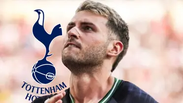 Santiago Giménez junto al escudo del Tottenham / FOTO X