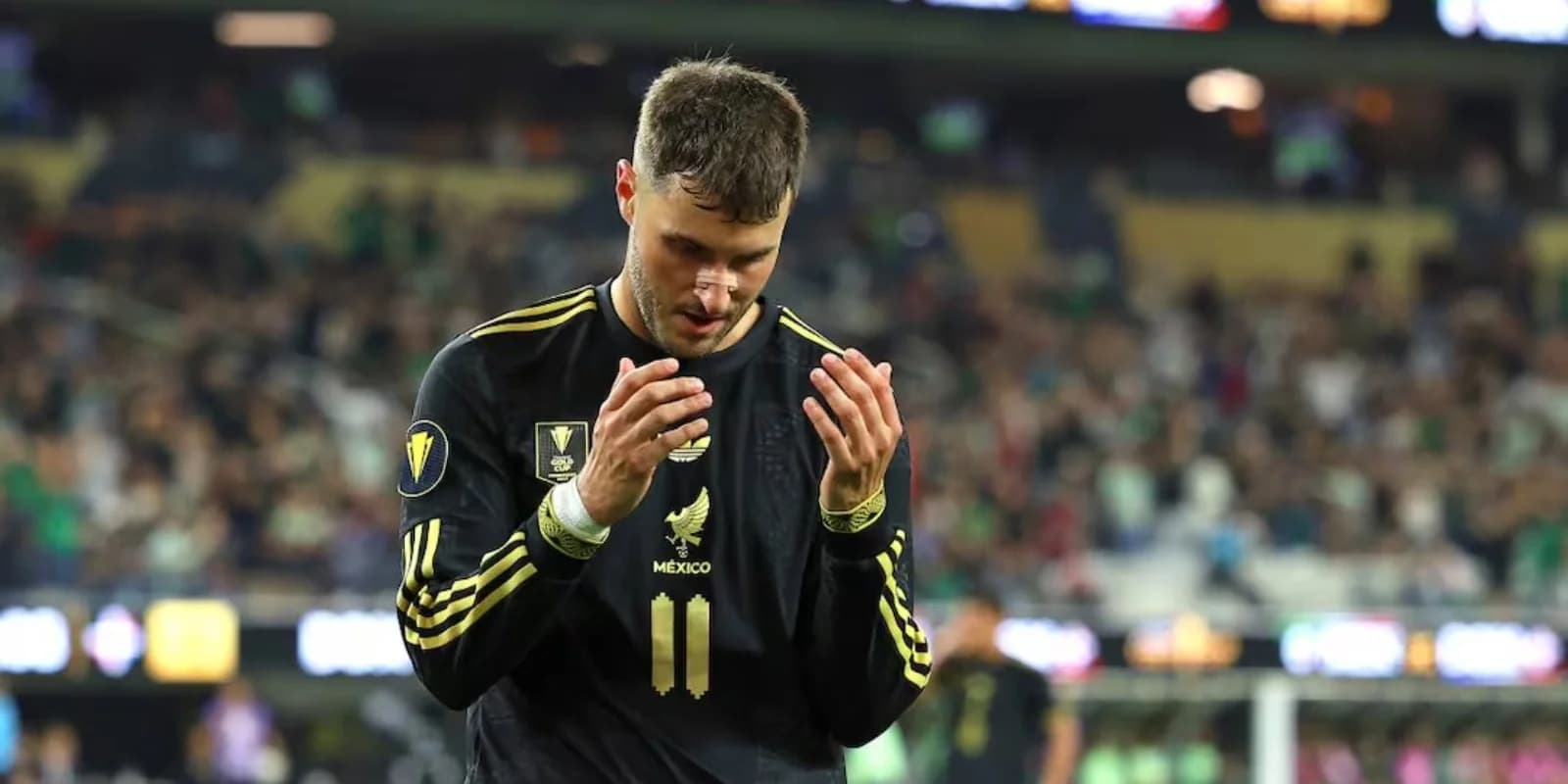 Santiago Giménez no será convocado en el Tri para los partidos ante Bélgica y Portugal
