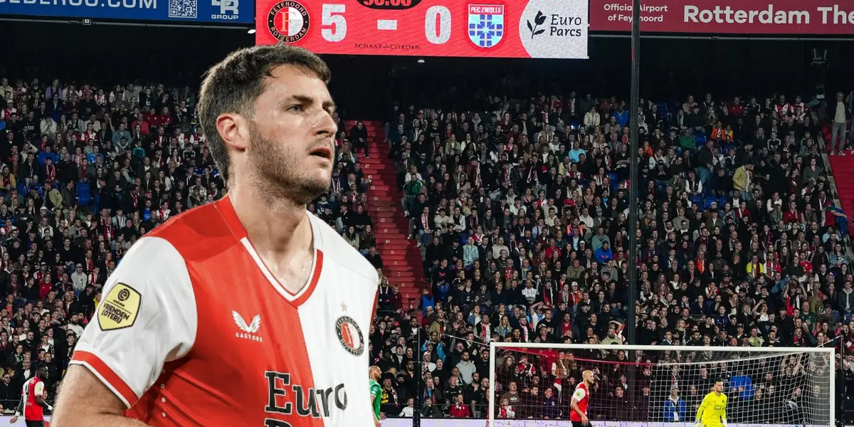 Santiago Giménez tomándose la camiseta/ Foto Feyenoord.