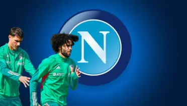 Santiago Giménez y César Huerta junto al escudo del Napoli / FOTO Facebook