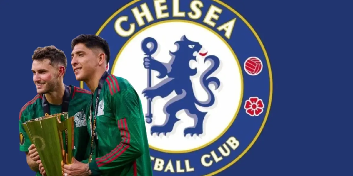 Santiago Giménez y Edson Álvarez junto al escudo del Chelsea / FOTO MEXSPORTS