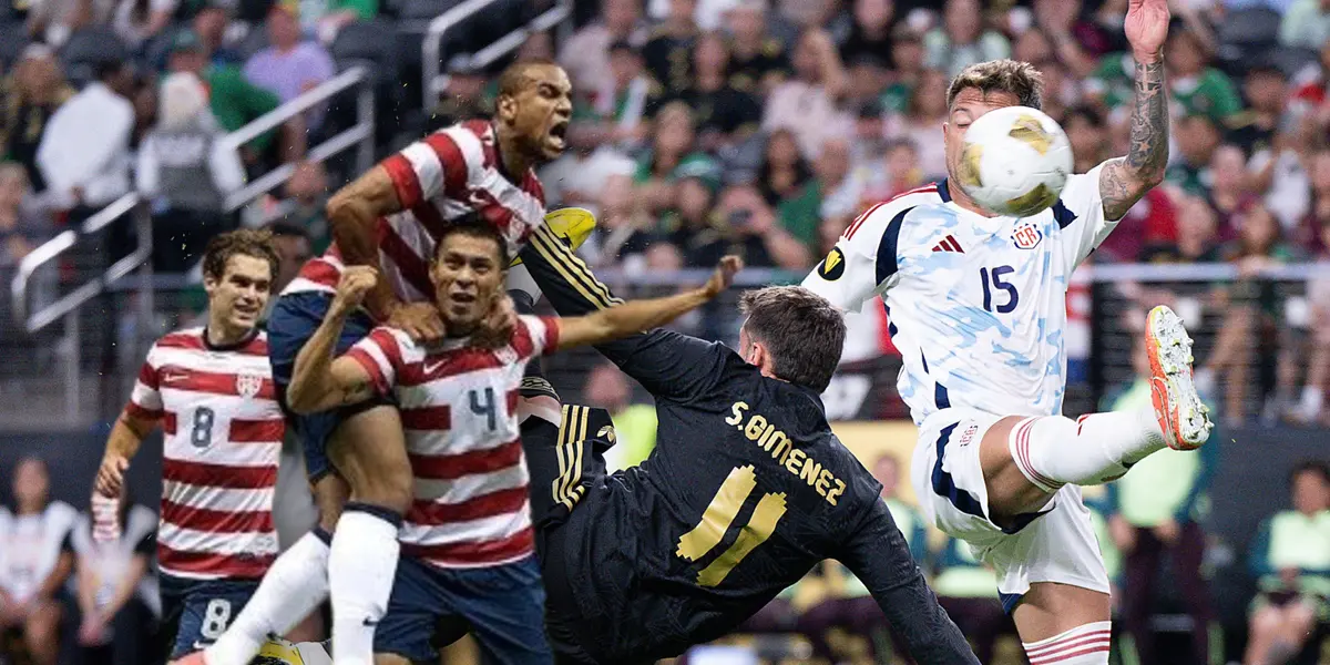 Santiago Giménez y ex jugadores de la Selección de Estados Unidos/Foto Imago 7.
