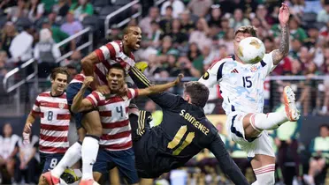 Santiago Giménez y ex jugadores de la Selección de Estados Unidos/Foto Imago 7.