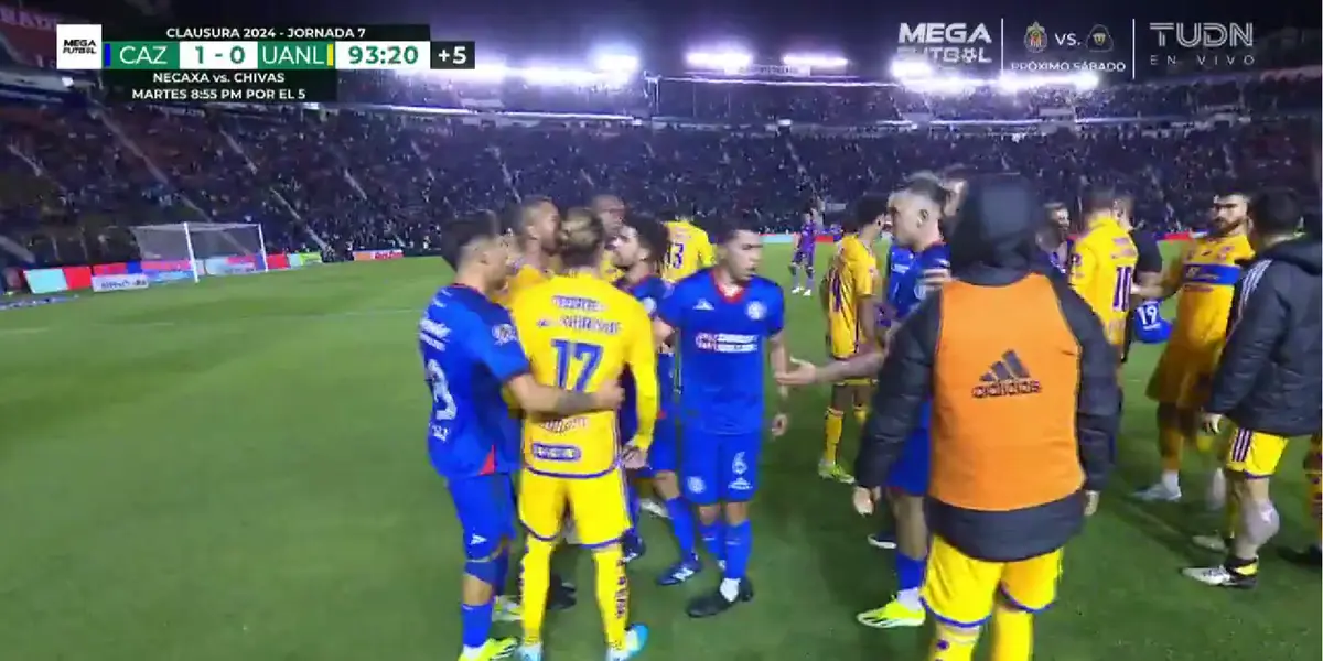 Se armó la bronca en el Estadio Ciudad de los Deportes, empujones, jalones y cabezazos.