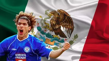 Sebastián Abreu junto a la bandera de México / FOTO ESTO