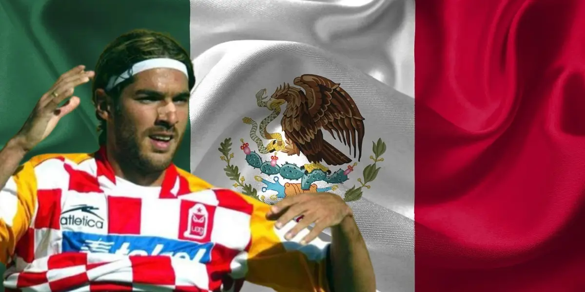 Sebastián Abreu junto a la bandera de México / FOTO INFOBAE