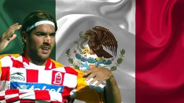 Sebastián Abreu junto a la bandera de México / FOTO INFOBAE