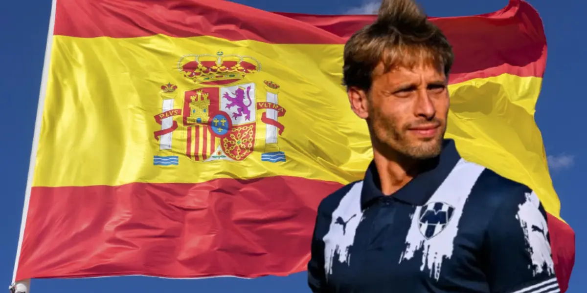 Sergio Canales junto a la bandera de España / FOTO RÉCORD