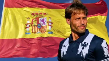 Sergio Canales junto a la bandera de España / FOTO RÉCORD