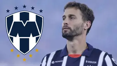 Sergio Canales junto al escudo de Monterrey / FOTO VOX POPULI