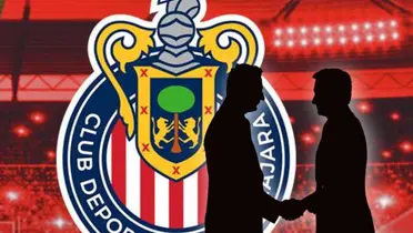 Silueta de dos hombres dándose la mano y escudo de Chivas/Foto Claro Sports.