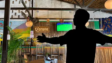 Silueta de futbolista y restaurante/ Foto Bric Vacation Rentals.