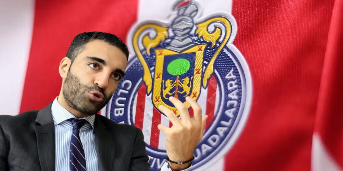 Simón Levy junto al escudo de Chivas / FOTO QUADRATÍN OAXACA