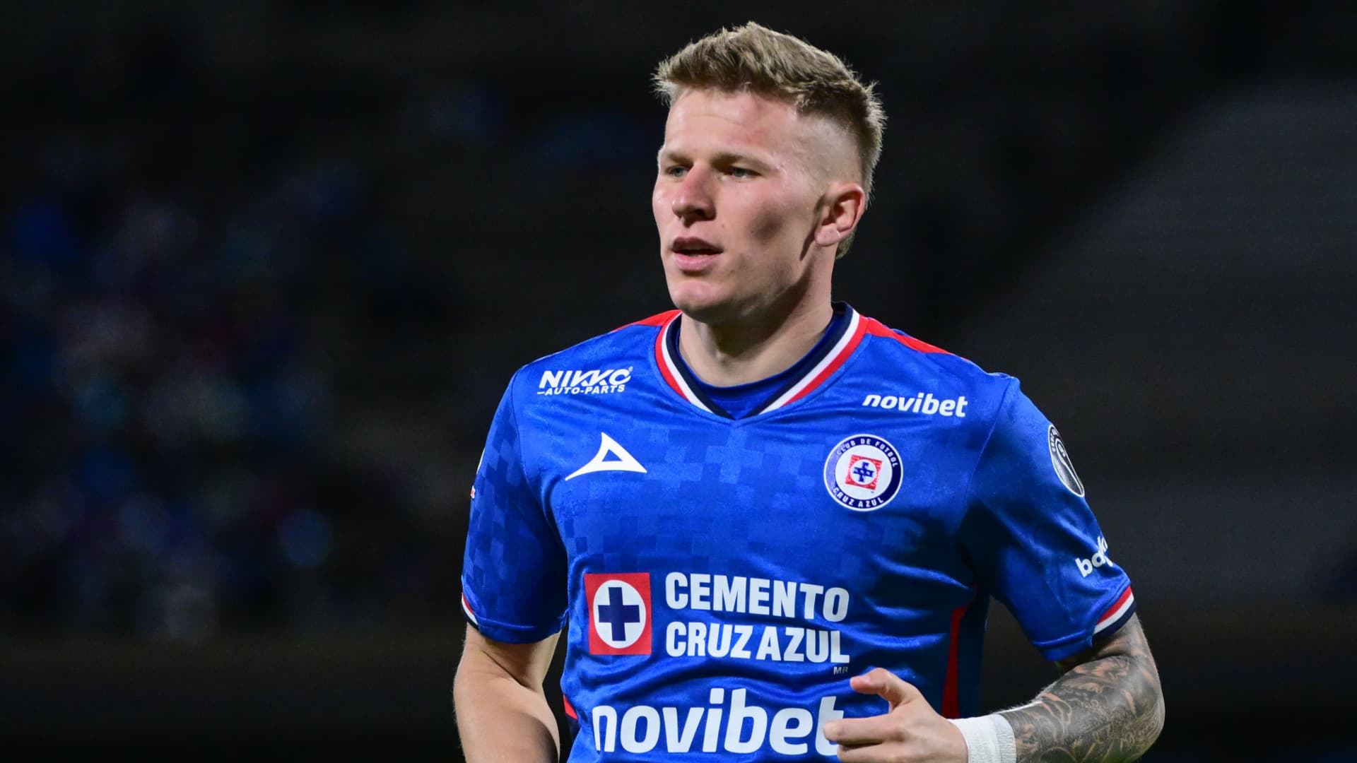 Sin lugar con Nicolás Larcamón, el polaco no pone trabas y quiere salir del club cuanto antes.