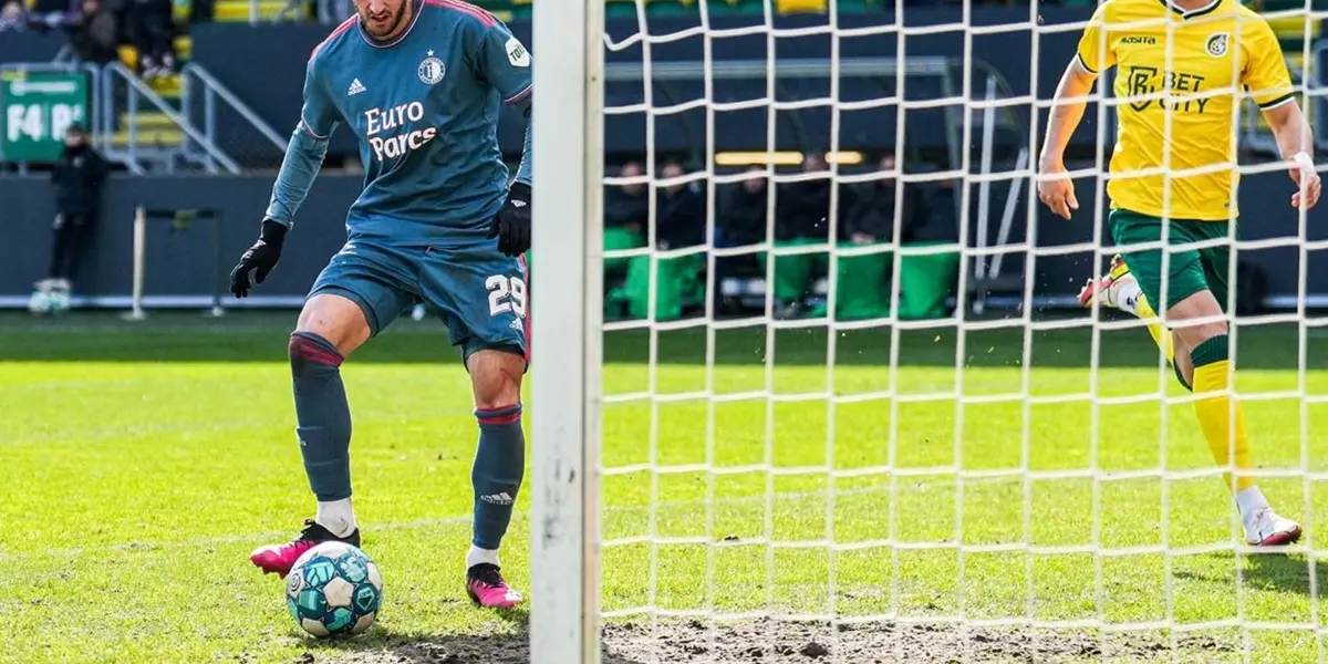 Un aficionado neerlandés cantó en español para destacar los atributos y el pasado del delantero mexicano