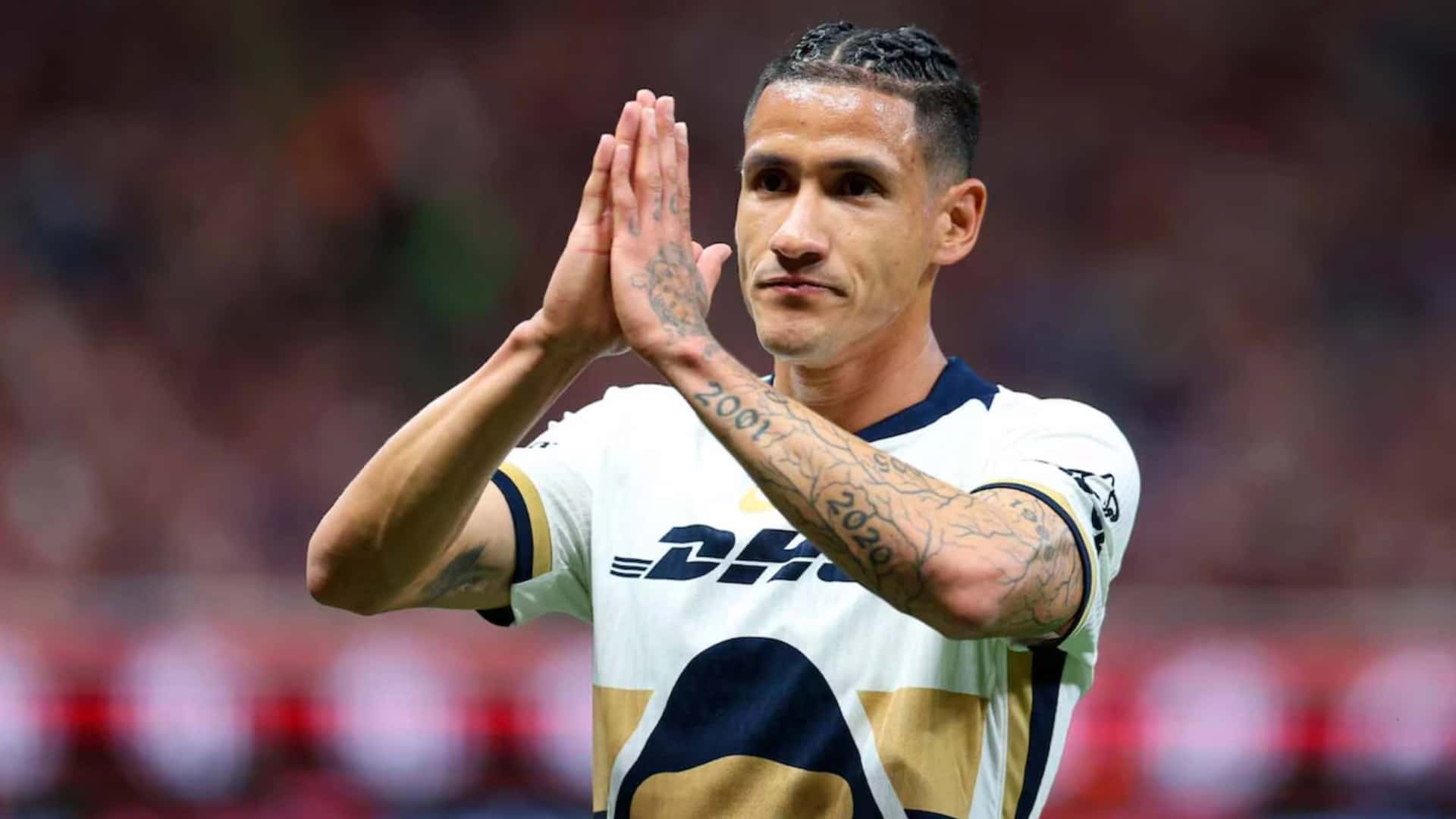 Uriel Antuna festejando su gol con Pumas