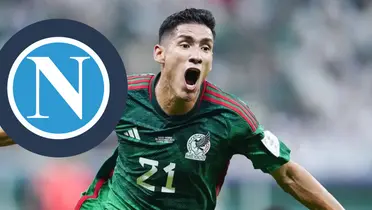 Uriel Antuna junto al escudo del Napoli / FOTO El Universal