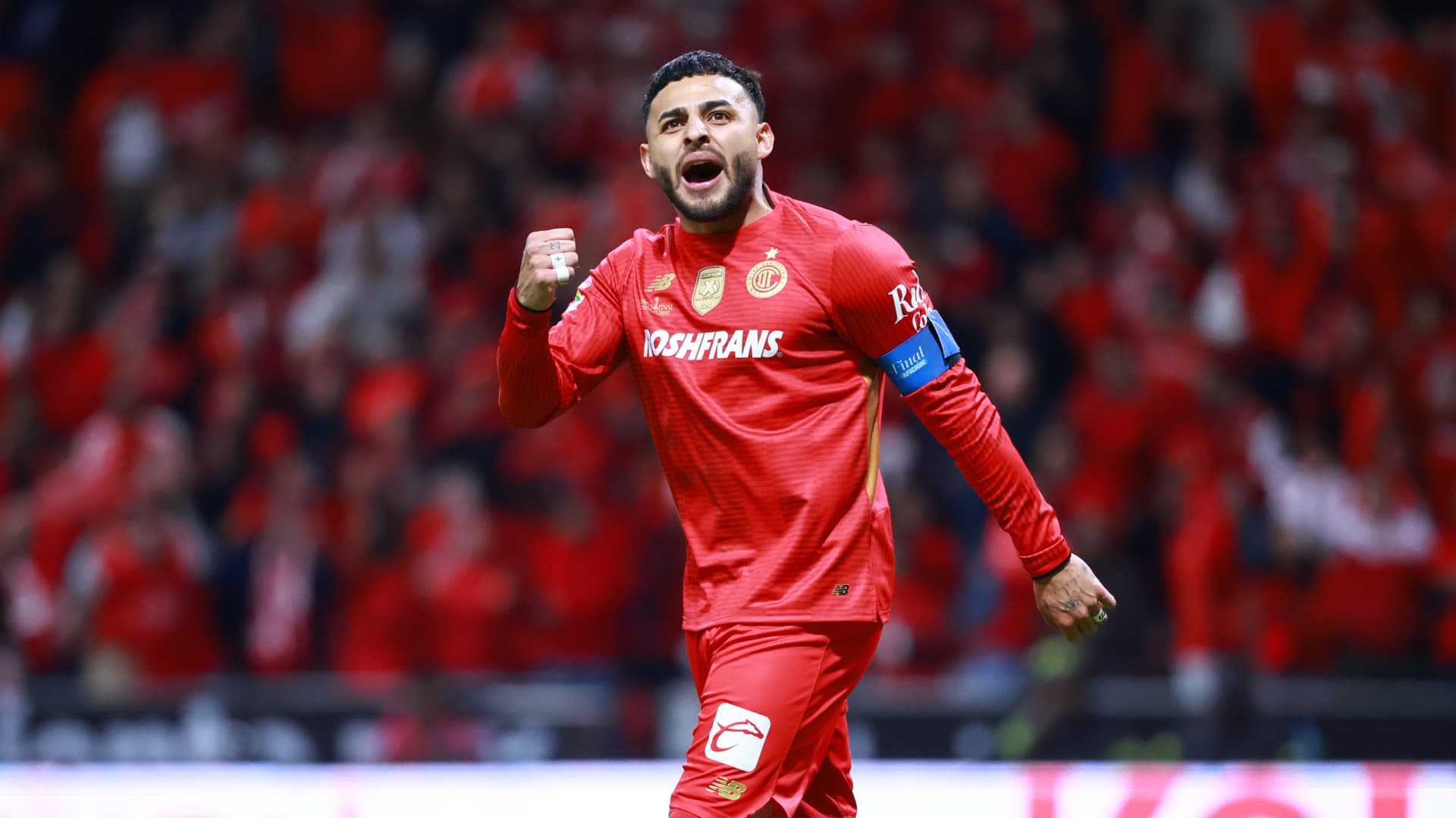 Vega festeja uno de sus goles con los Diablos Rojos (MexSport).
