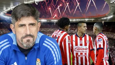 Veljko Paunovic junto a futbolistas de Chivas / FOTO REAL OVIEDO
