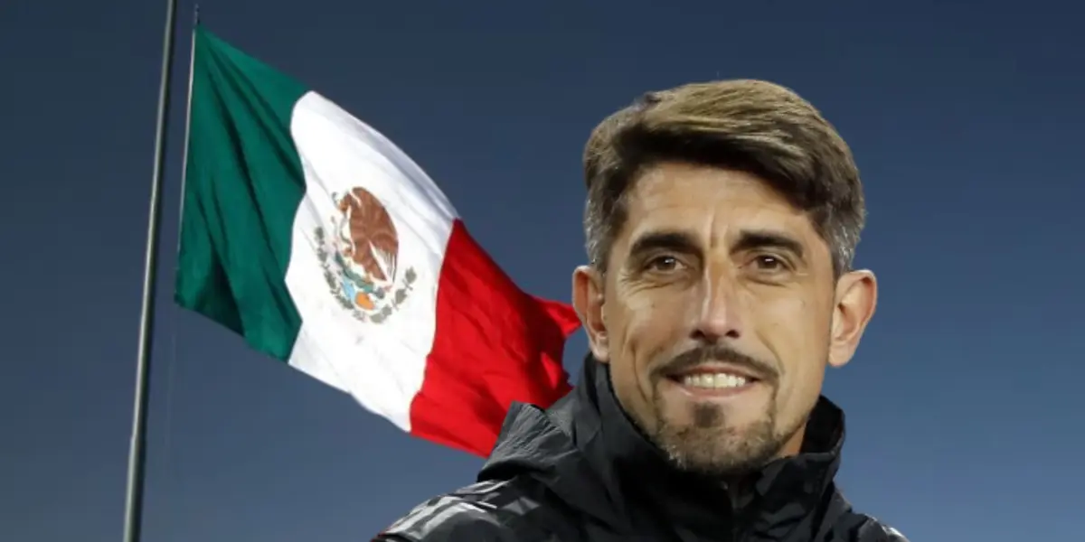 Veljko Paunovic y bandera de México/Foto Diario AS.