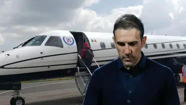 Vicente Sánchez cabizbajo y avión de Cruz Azul de fondo/ Foto Bolavip.