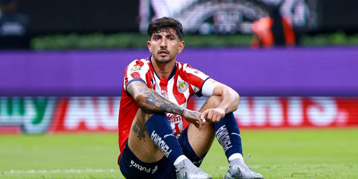 Víctor Guzmán con el jersey de Chivas / FOTO ESTO
